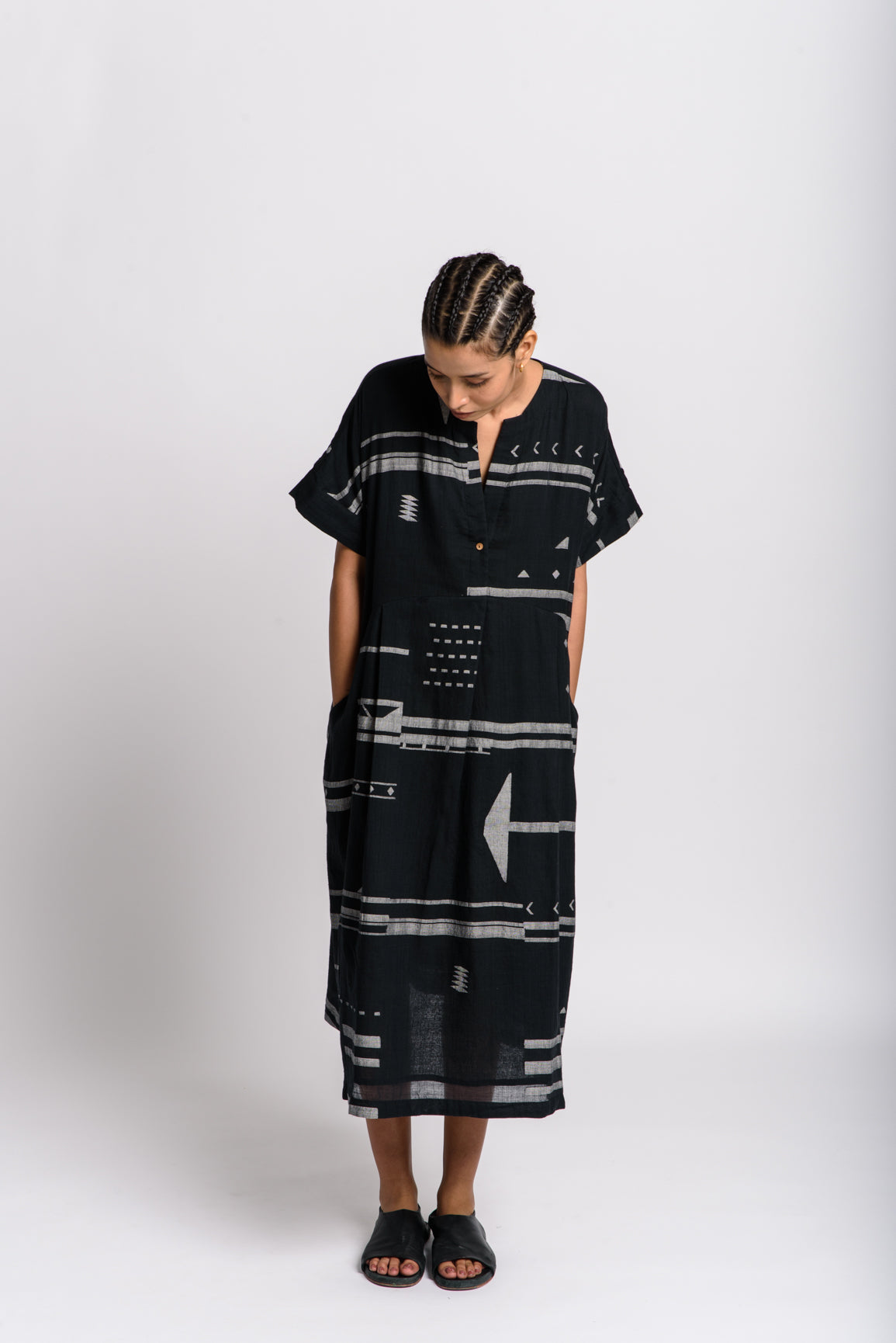 Black shift dress, sustainable clothing brands dresses, sustainable dress brands, cotton clothing for women, cotton clothing store, 100 organic cotton women's clothing, 100 percent cotton women's clothing, best organic cotton clothing, clothes made from organic cotton, minimalist wear, how to be a minimalist with clothes