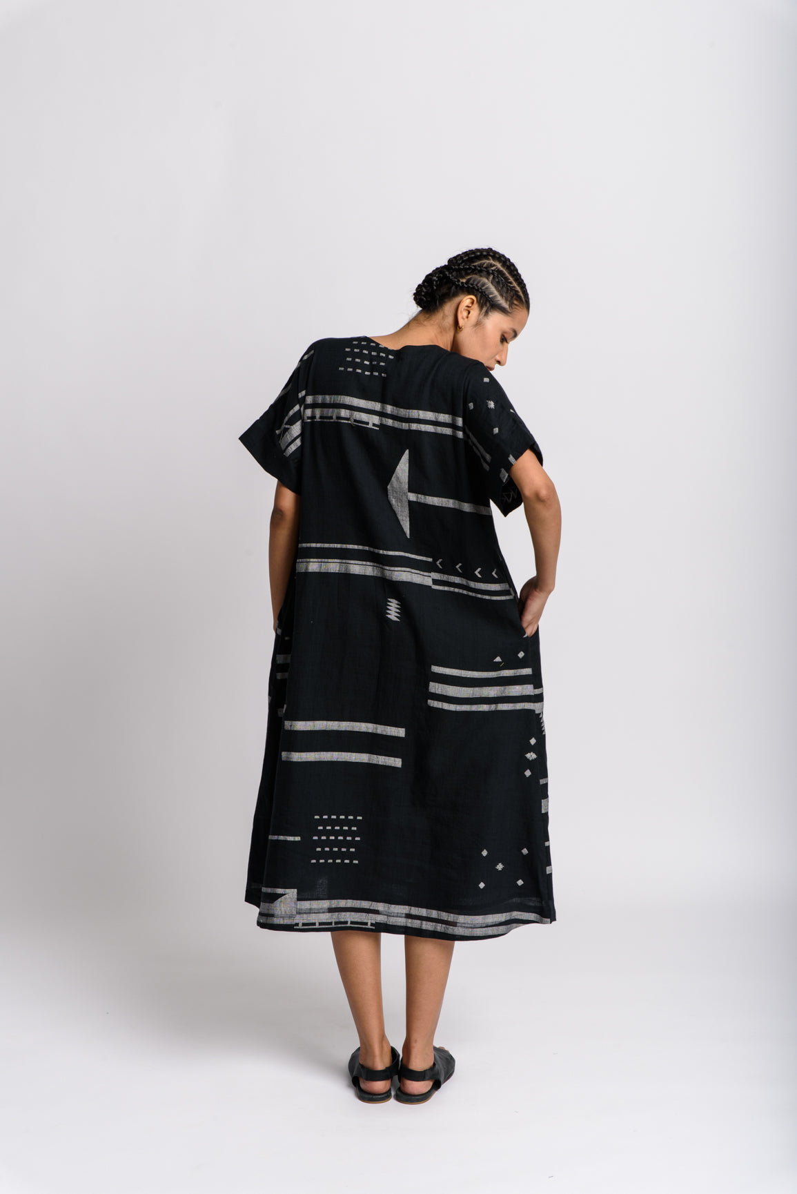 Black shift dress, sustainable clothing brands dresses, sustainable dress brands, cotton clothing for women, cotton clothing store, 100 organic cotton women's clothing, 100 percent cotton women's clothing, best organic cotton clothing, clothes made from organic cotton, minimalist wear, how to be a minimalist with clothes