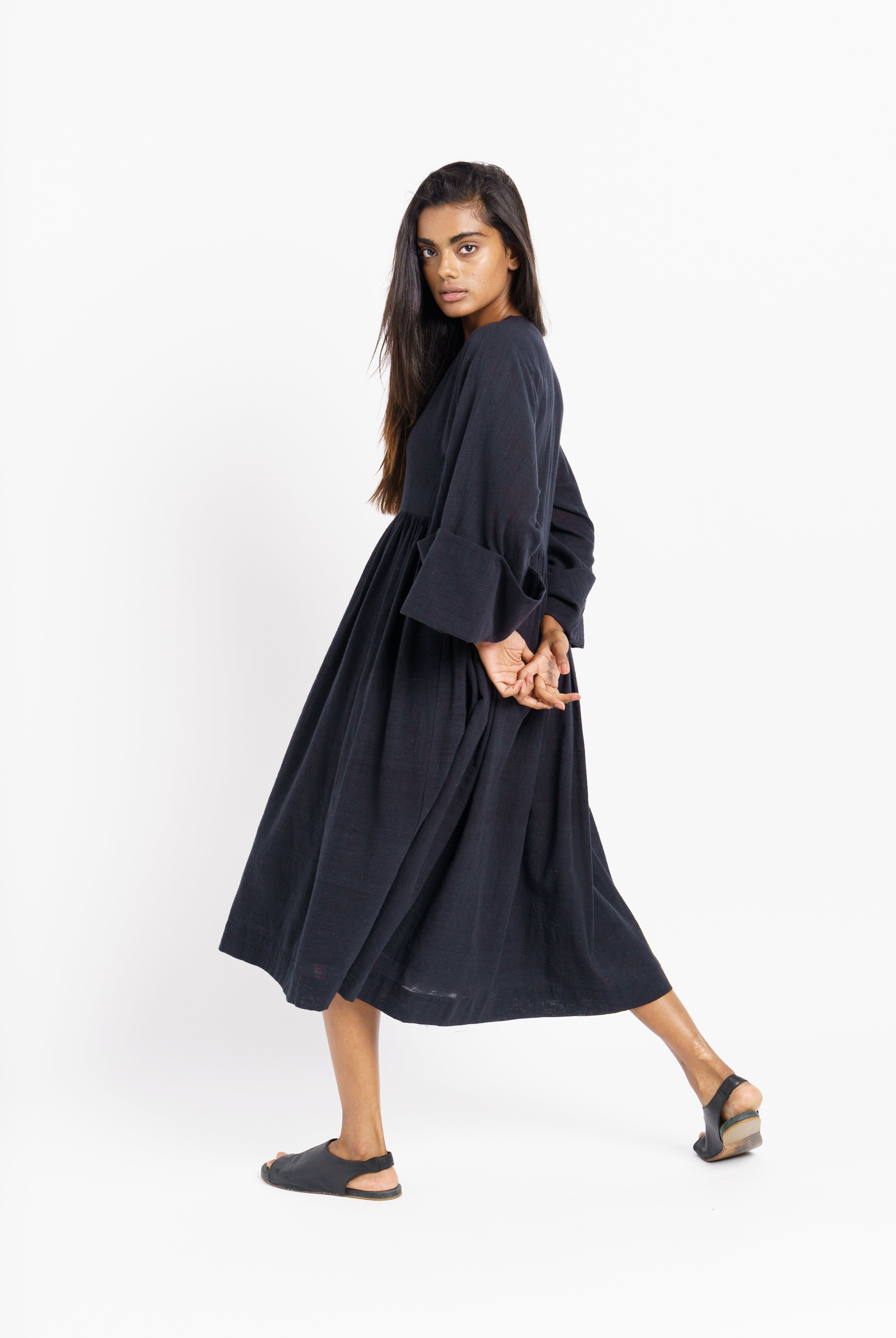 Gathered midi dress, minimalist wear, how to be a minimalist with clothes, 100 organic cotton women's clothing, 100 percent cotton women's clothing, cotton clothing for women, cotton clothing store, best organic cotton clothing, clothes made from organic cotton, sustainable clothing brands dresses, sustainable dress brands