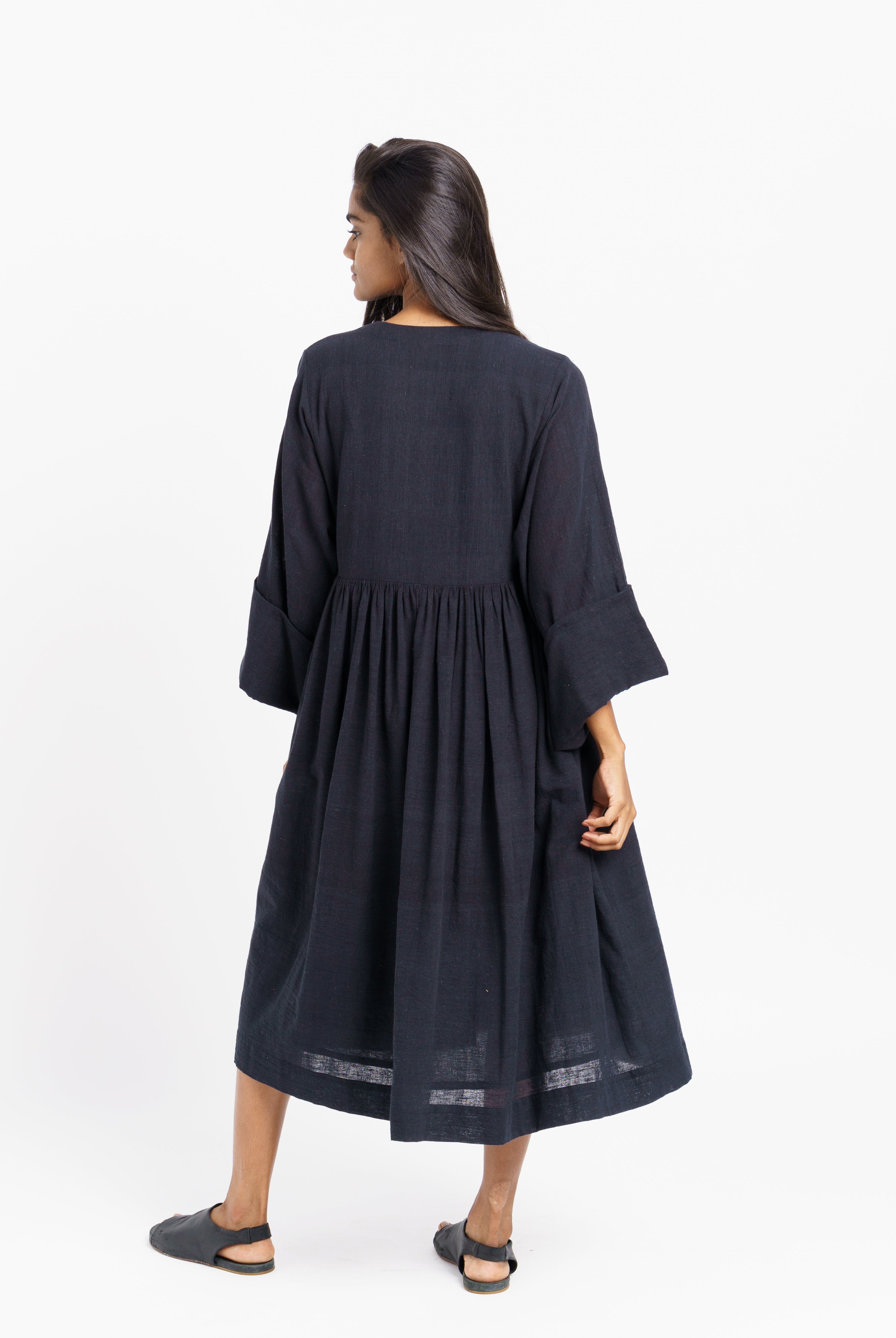 Gathered midi dress, minimalist wear, how to be a minimalist with clothes, 100 organic cotton women's clothing, 100 percent cotton women's clothing, cotton clothing for women, cotton clothing store, best organic cotton clothing, clothes made from organic cotton, sustainable clothing brands dresses, sustainable dress brands