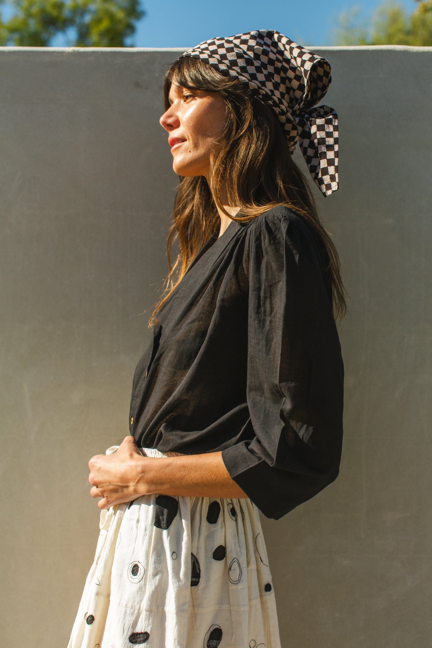 Step into timeless elegance with this retro shirt in sleek black. Crafted from handwoven cotton, it exudes artisanal charm. Boasting a refined Victorian collar and front button fastening, this shirt effortlessly blends vintage-inspired style with modern sophistication. With its straight hem and three-quarter sleeves, it offers a silhouette that's both polished and comfortable.