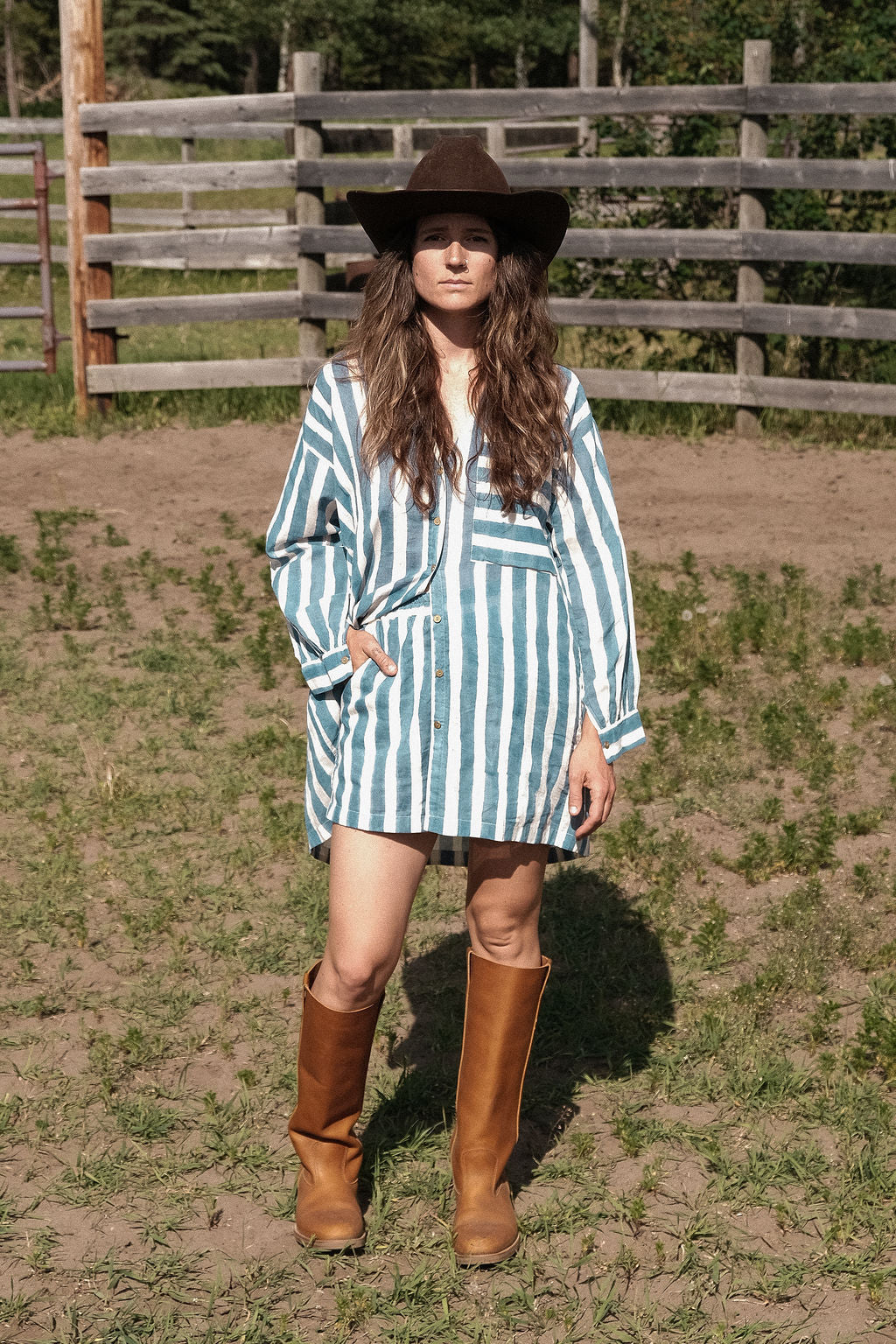 This summer blue artist smock has vertical blue and white stripes, classic collar, and a chest pocket with contrasting horizontal stripes. Made with soft cotton fabric and natural color.  The coconut buttons add the charm to the shirt and ensure an easy enclosure.