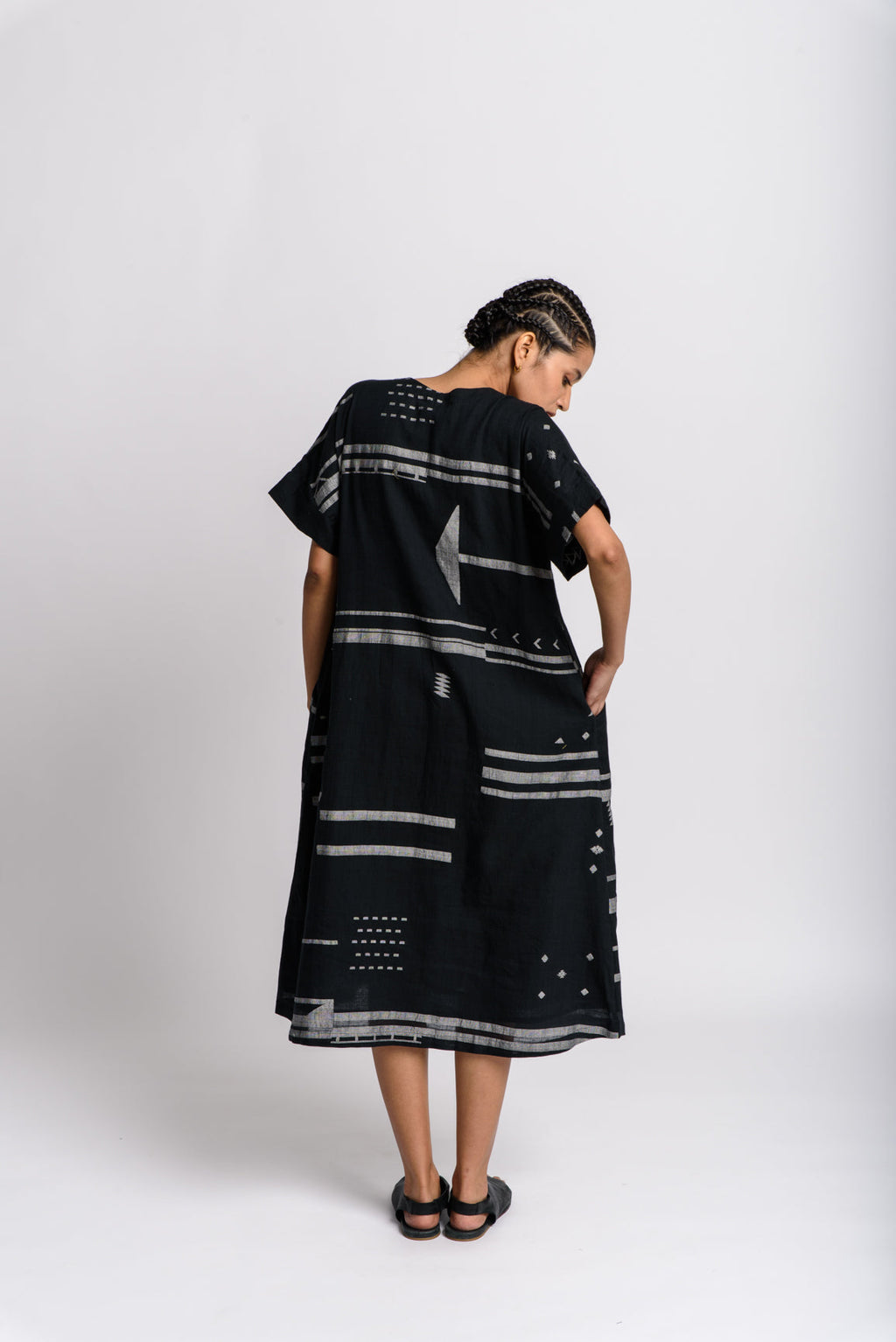 Black shift dress, sustainable clothing brands dresses, sustainable dress brands, cotton clothing for women, cotton clothing store, 100 organic cotton women's clothing, 100 percent cotton women's clothing, best organic cotton clothing, clothes made from organic cotton, minimalist wear, how to be a minimalist with clothes