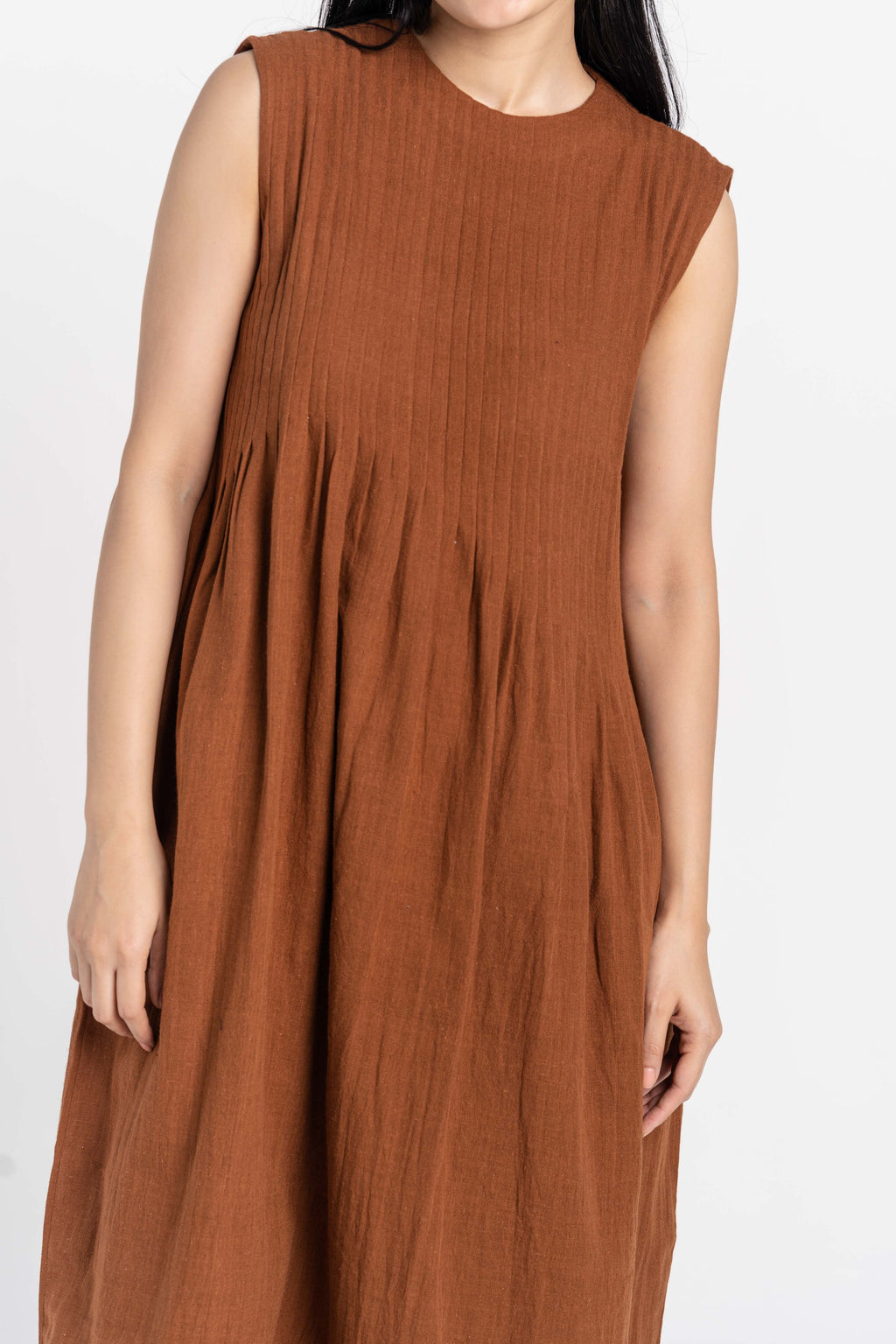 Bombay brown pleated organic cotton dress, good sustainable clothing brands, high quality sustainable clothing, organic dress pants, organic pants, best cotton clothes, cotton cloth shop, green cotton women's clothing, white cotton clothes women, minimalist clothing list, minimalist clothing stores