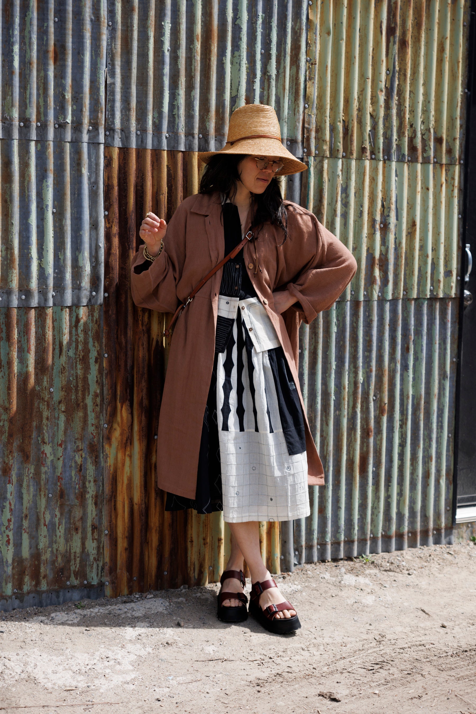 Introducing the Brown Duster jacket, a versatile essential crafted from organic cotton. Designed with a sleek straight collar and adorned with charming coconut buttons, this jacket exudes charm & sophistication. With its straight hem and relaxed fit, it offers both comfort and effortless elegance for any occasion.