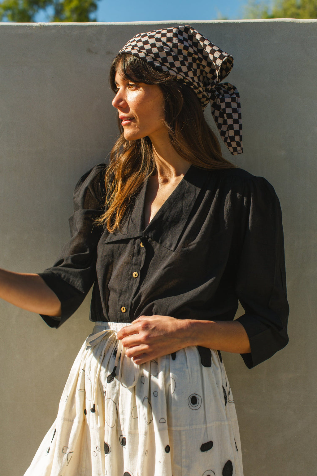 Step into timeless elegance with this retro shirt in sleek black. Crafted from handwoven cotton, it exudes artisanal charm. Boasting a refined Victorian collar and front button fastening, this shirt effortlessly blends vintage-inspired style with modern sophistication. With its straight hem and three-quarter sleeves, it offers a silhouette that's both polished and comfortable.