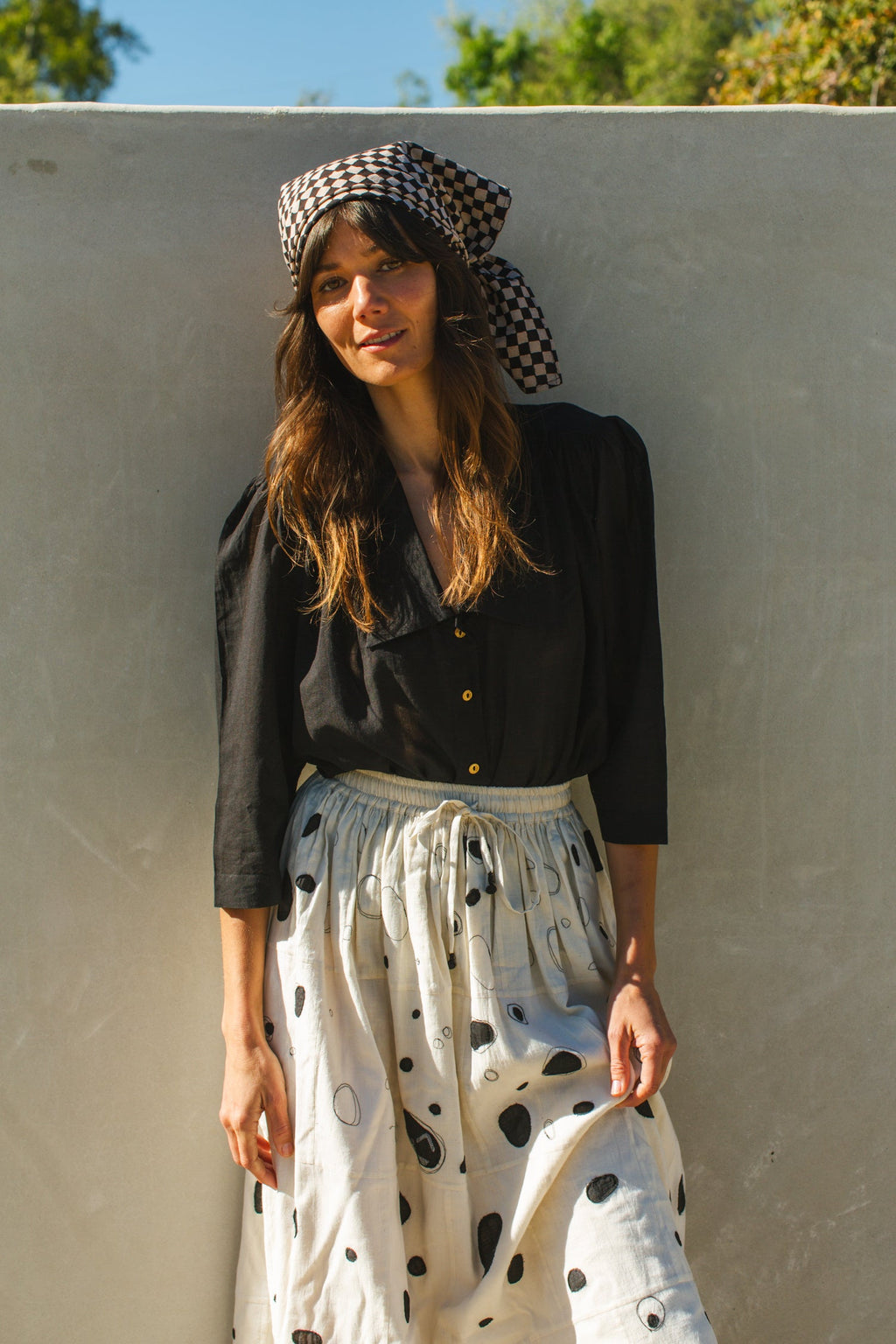 Step into timeless elegance with this retro shirt in sleek black. Crafted from handwoven cotton, it exudes artisanal charm. Boasting a refined Victorian collar and front button fastening, this shirt effortlessly blends vintage-inspired style with modern sophistication. With its straight hem and three-quarter sleeves, it offers a silhouette that's both polished and comfortable.